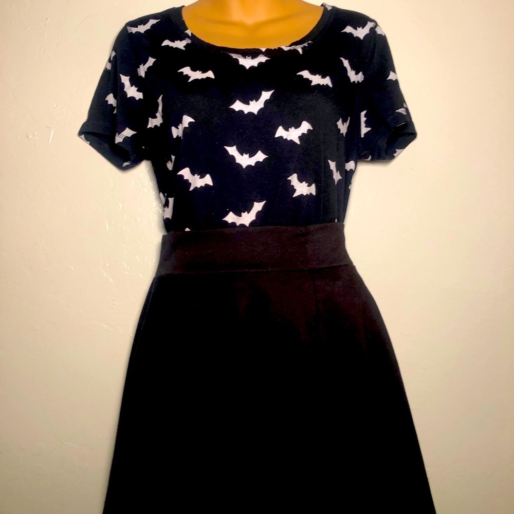Casual black tee with bats